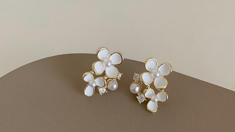 Pearls & Power: Jewelry That Makes a Statement at Work