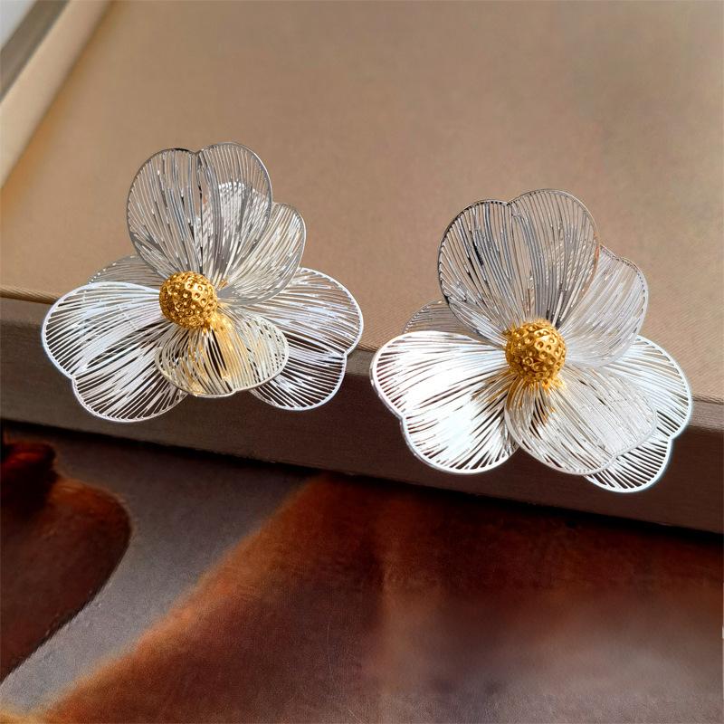 Koyace Flower-shaped Hollowed Leaves Earring Studs