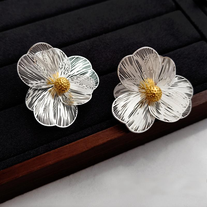 Koyace Flower-shaped Hollowed Leaves Earring Studs