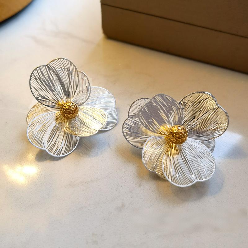 Koyace Flower-shaped Hollowed Leaves Earring Studs