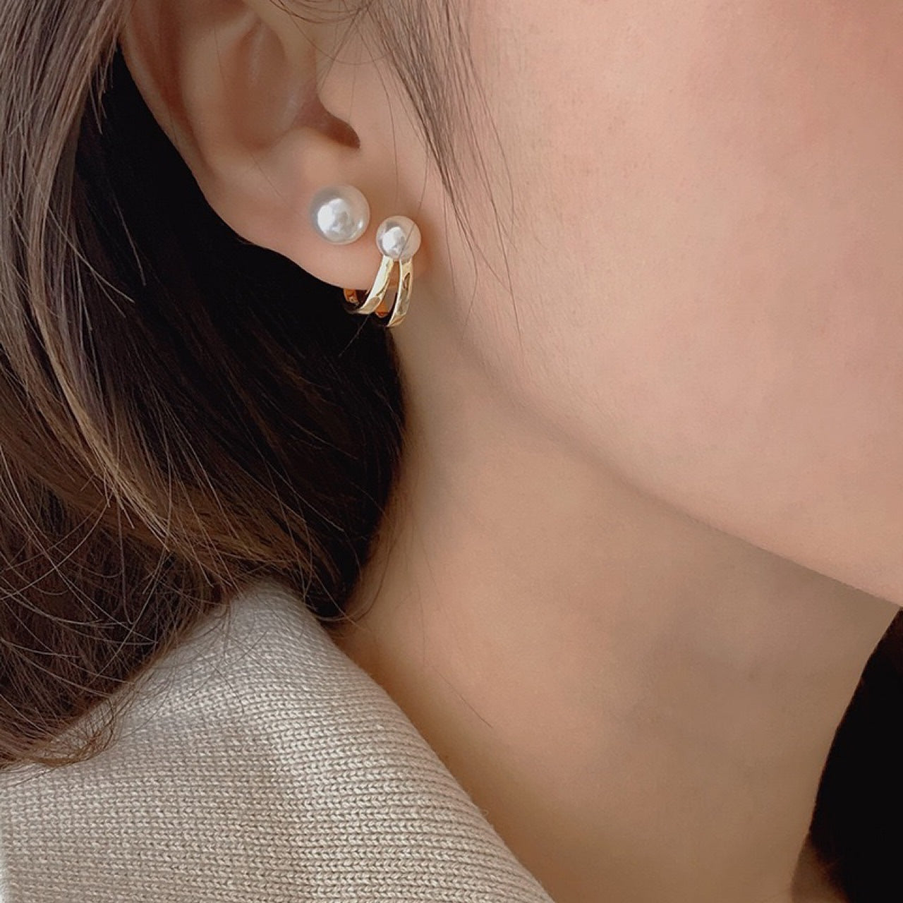 Koyace Two Pearl Metal Link Stud Earrings